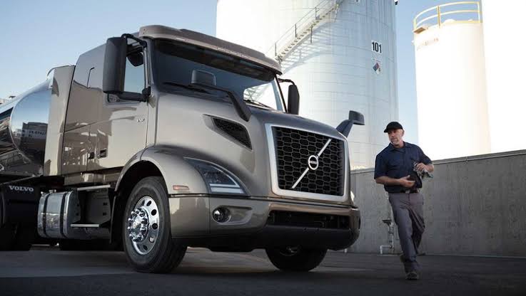 Do You Know About Various Plus Points of Becoming Professional Truck Driver?